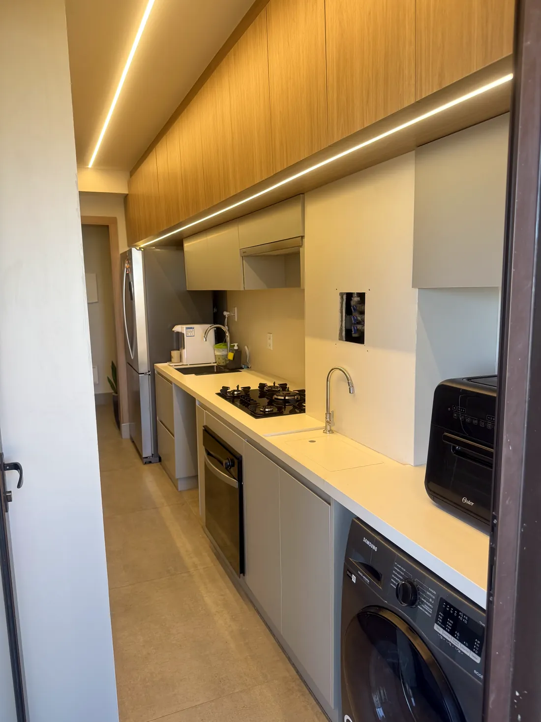 Cozinha planejada em corredor com iluminação embutida, Asa Sul, Brasília DF