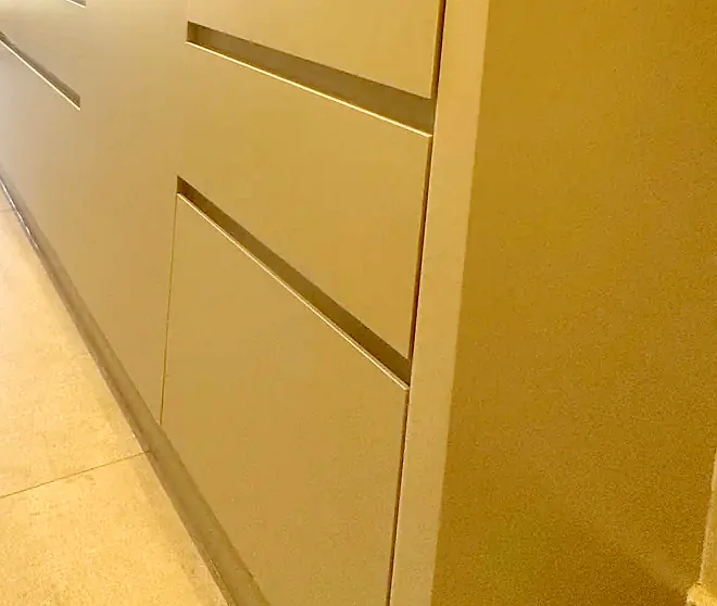 Detalhe do puxador cava usinado na própria porta do móvel planejado, sem ferragem aparente