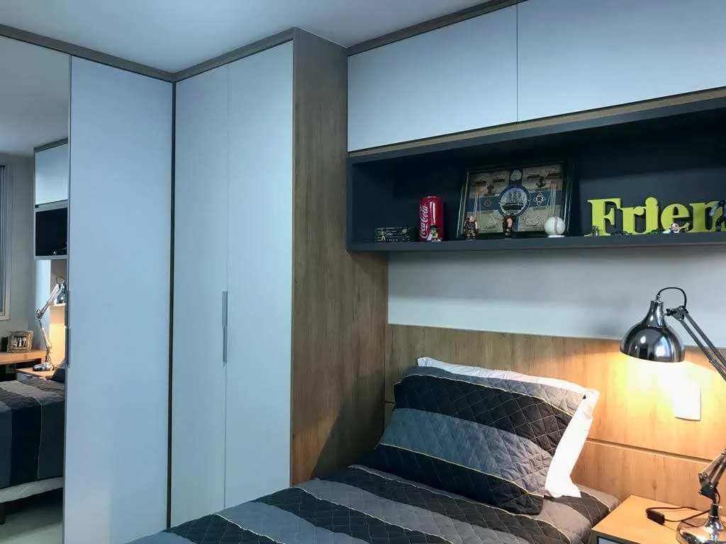 Guarda-roupa planejado em L com cabeceira amadeirada e nicho superior, quarto em Brasília DF